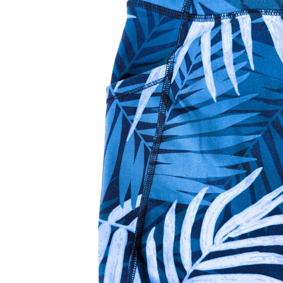 🌴 Old Navy Active Go-Dry 3/4 Capri Leggings Blue Palm Medium Pockets Retail $45 - Picture 9 of 13